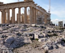 Μια περιήγηση με τα πόδια της Αθήνας και του Πειραιά στην Ελλάδα. Γυρισμένη το 2010.